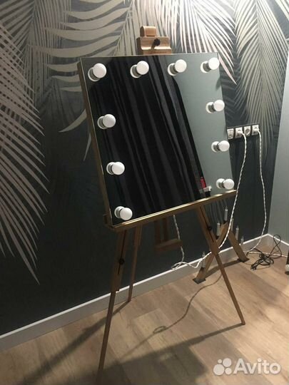 Гримерное зеркало с лампочками