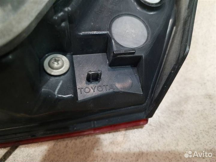 Фонарь задний внутренний левый Toyota Camry XV70