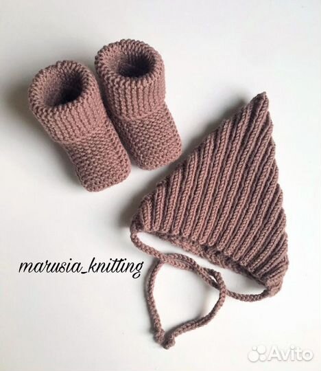 Вязаная шапочка и пинетки