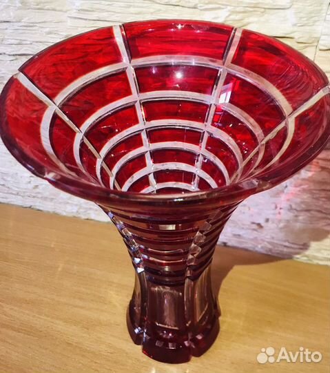 Ваза хрустальная из красного стекла, новая