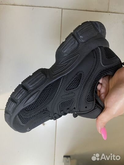 Кроссовки женские