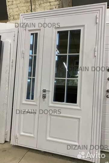 Широкая входная дверь в частный дом