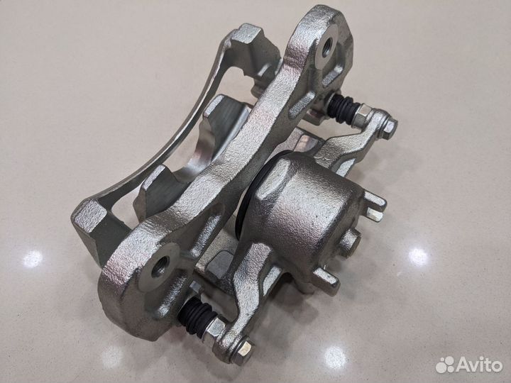 Суппорт передний правый mitsubishi L200 (05)