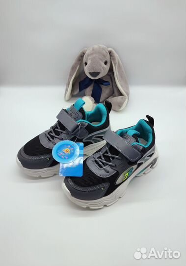 Кроссовки для мальчика 30-31 размер новые