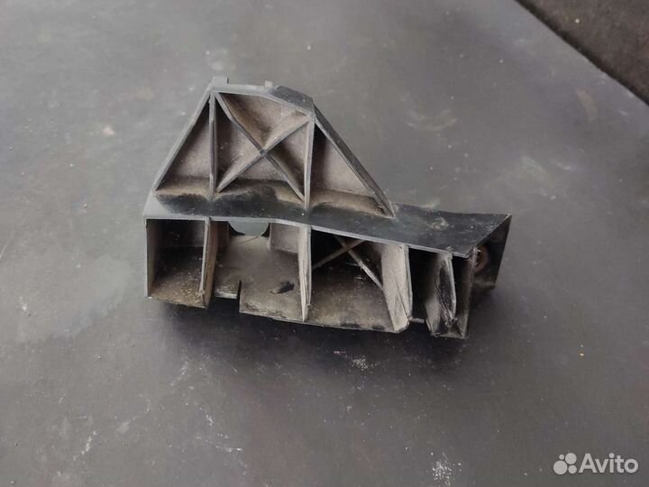 Кронштейн задний правый Avensis t250 универсал