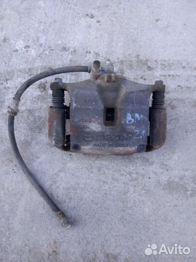 Суппорт тормозной передний правый Мазда 3 BM