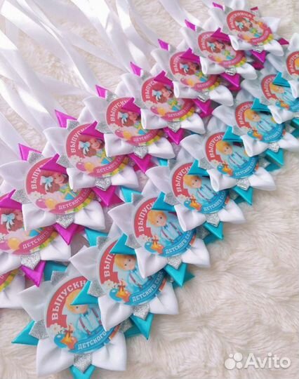 Выпускникам - медали, броши