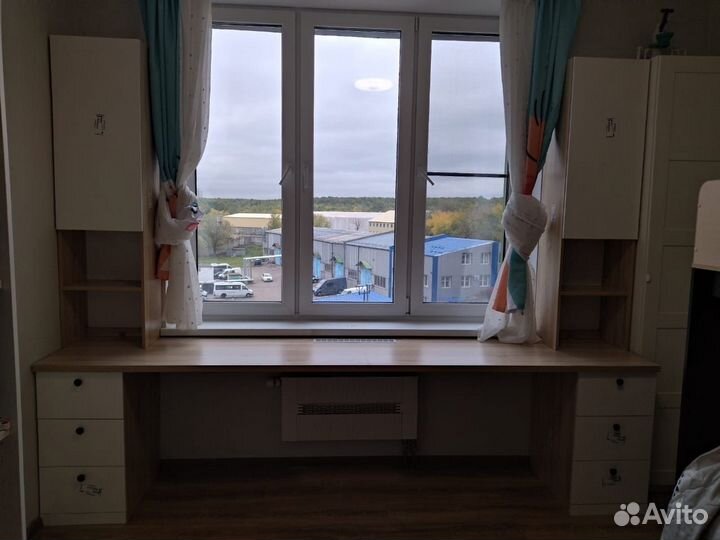 Рабочая зона у окна для фрилансера