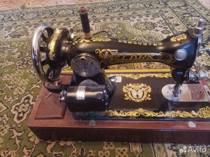 Швейная машина lark