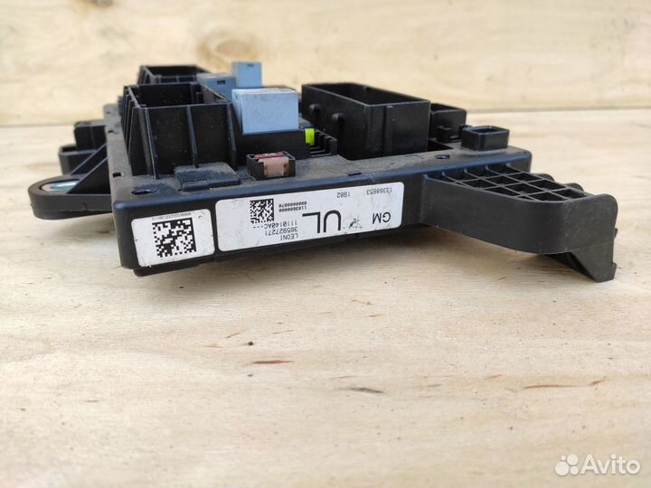 Блок предохранителей задний на Opel Astra J