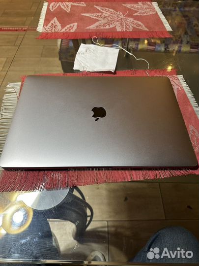 Macbook Pro 15 2017 i7 16gb Touch Bar