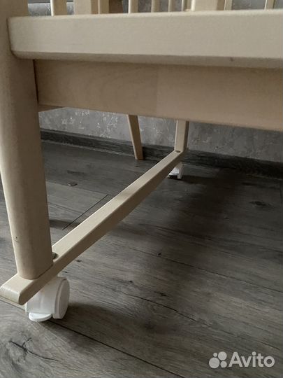 Детская кроватка с маятником