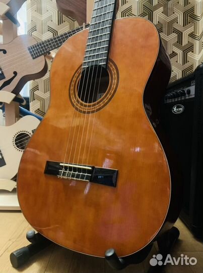 Классическая гитара 4/4 + аксессуар
