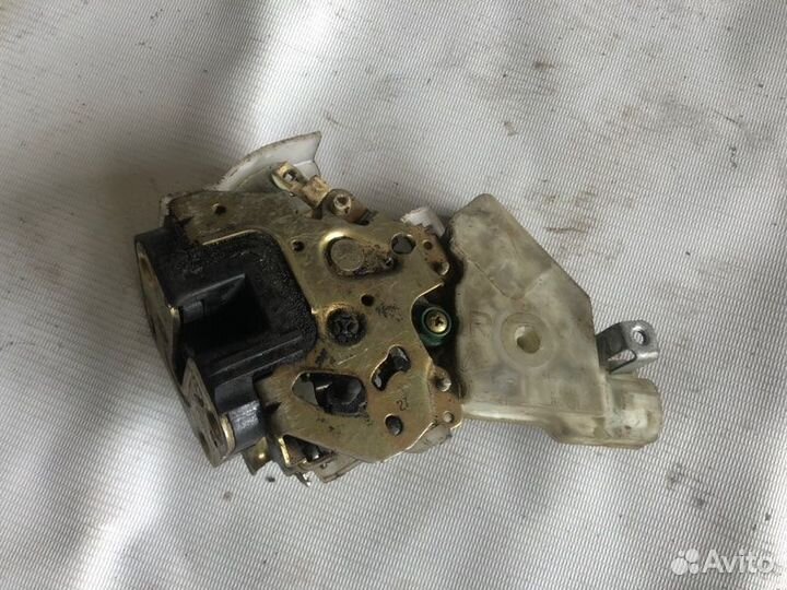 Замок двери задний левый Nissan Sunny FB15 QG15DE