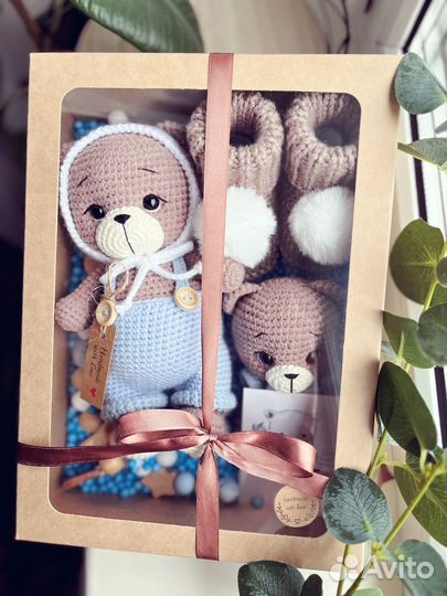 Вязаный набор игрушка погремушка пинетки