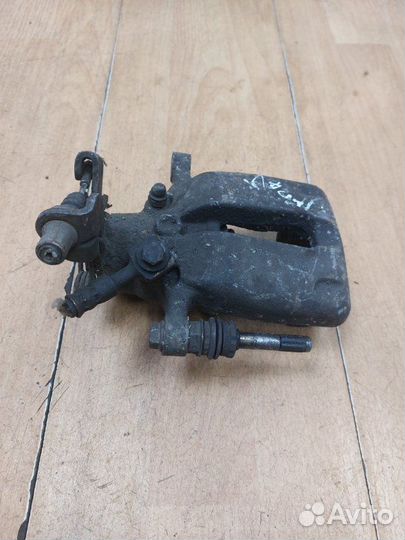 Тормозной суппорт задний правый Opel Insignia