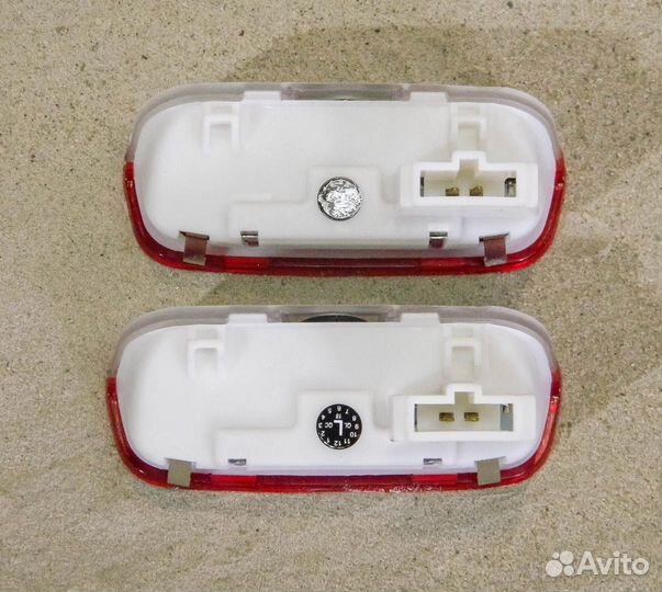 Штатная подсветка дверей с логотипом Porsche