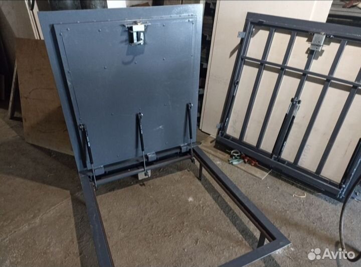 Напольный люк в подвал на амортизаторах 408*508