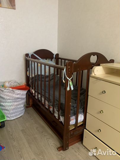 Детская кроватка с маятником и ящиком