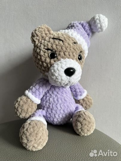 Вязаная игрушка ручной работы Мишка в колпачке