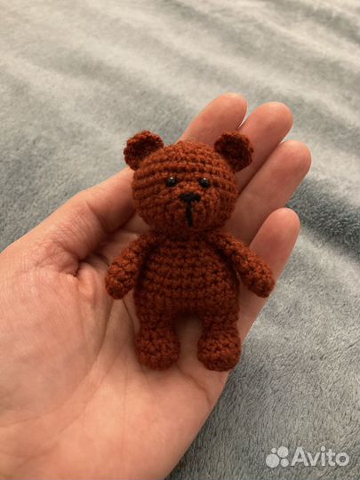 Мишка маленький вязаный