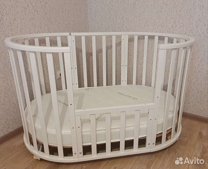 Детская кроватка с маятником