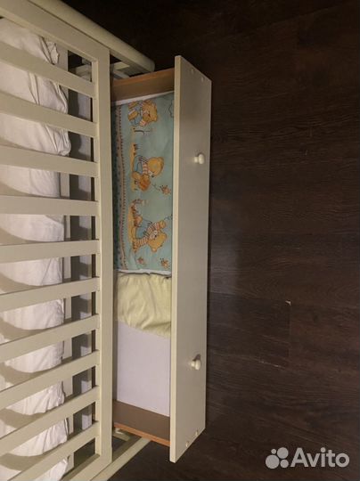 Детская кроватка с маятником и ящиком