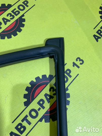 Уплотнитель двери передний левый Hyundai Solaris 2