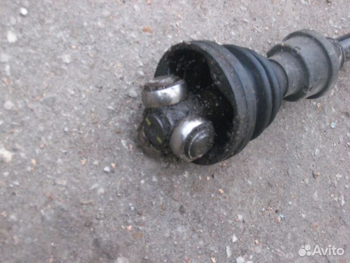 Приводной вал передний правый Mitsubishi Carisma