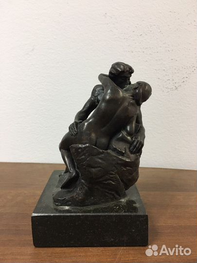 Статуэтка пара целуется бронза на камне