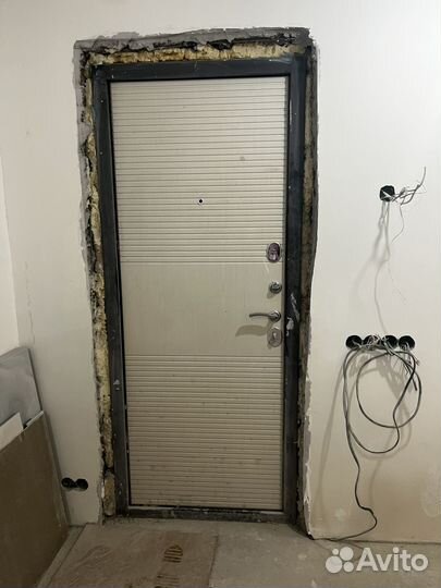 Входная железная дверь б/у