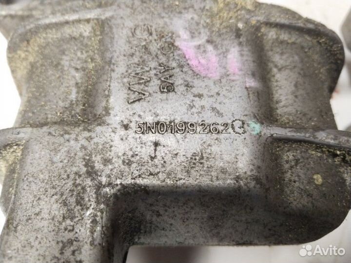 Подушка двигателя Volkswagen Tiguan cawa 2010