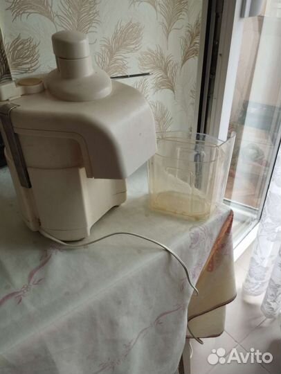 Электрическая соковыжималка 