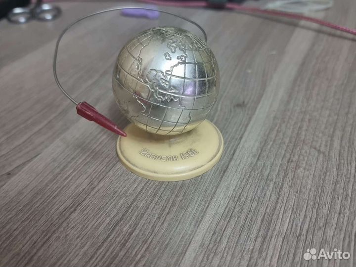 Земной шар с ракетой СССР