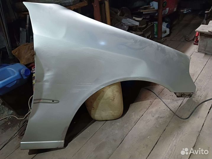 Крыло переднее правое на Тайота mark2