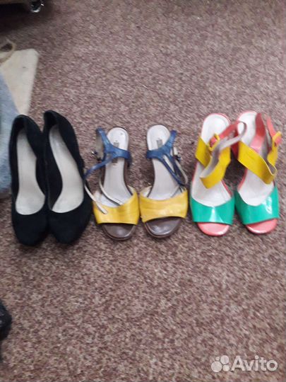 Много разной обуви