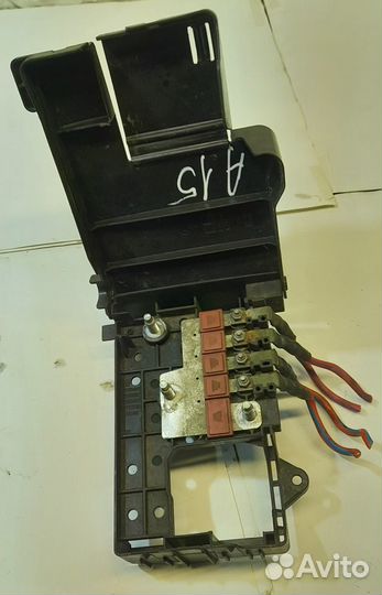 Блок предохранителей на акб Opel Astra J