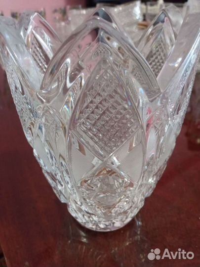 Ваза хрустальная, высота 16 см, диаметр 12 см