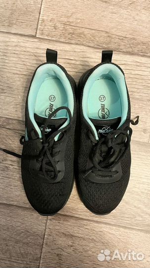 Кроссовки женские 37