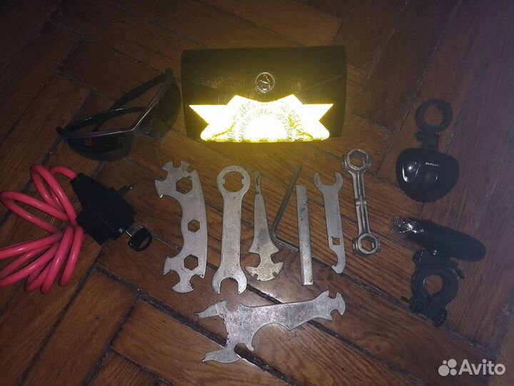 Инструменты, фонарики, трос, очки, перчатки