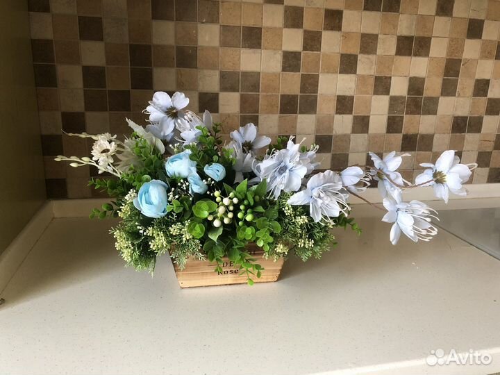 Композиция из искусственных цветов