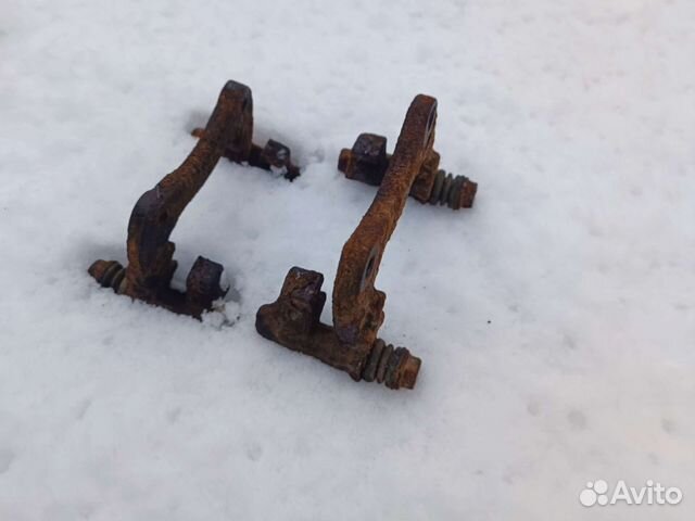 Скоба заднего суппорта Ауди А6 С4