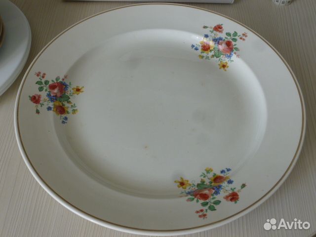 Блюда для подачи и тарелки