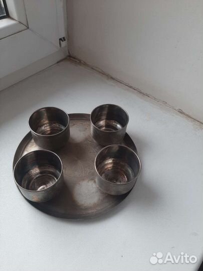 Рюмки на подносе мерьхиор