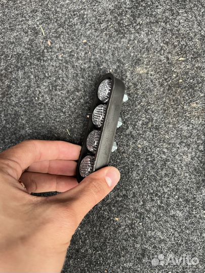 Болты номерного знака на гайке