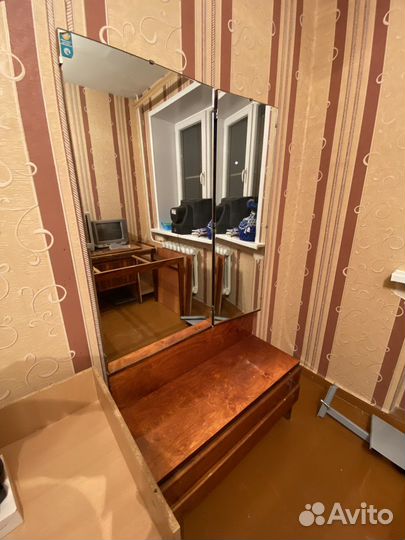 Трюмо с зеркалом