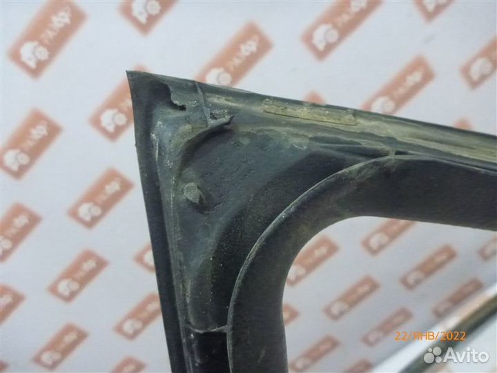 Уплотнительная резинка стекла передняя левая