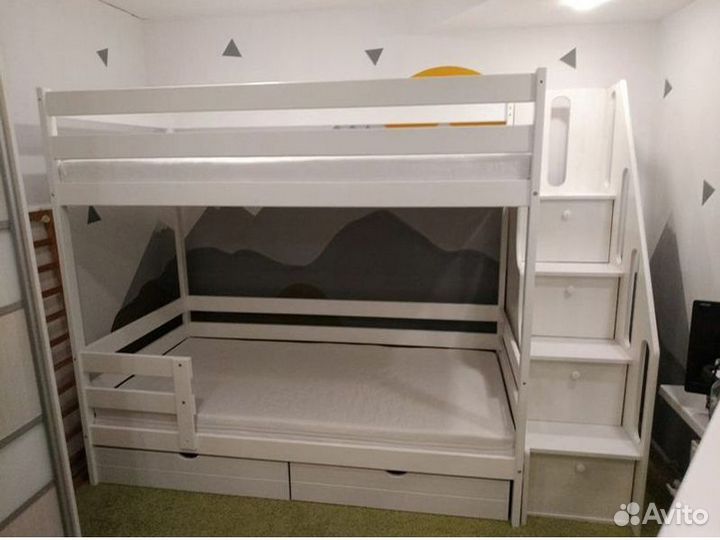 Двухъярусная детская кровать с лестницей комодом