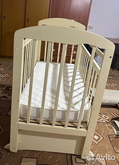 Детская кроватка с маятником