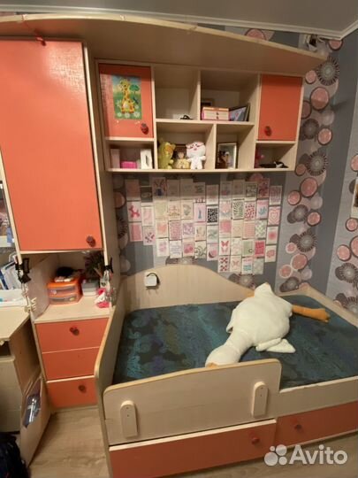 Детский уголок для девочки, с ящтками и полочками